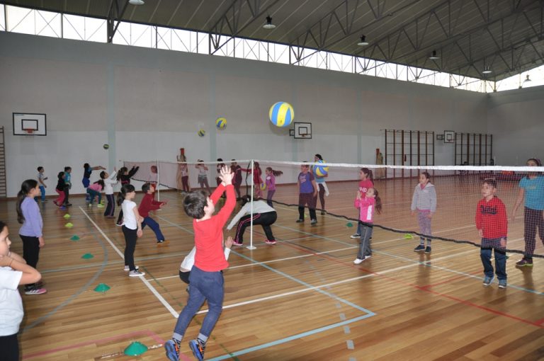 75 crianças no voleibol