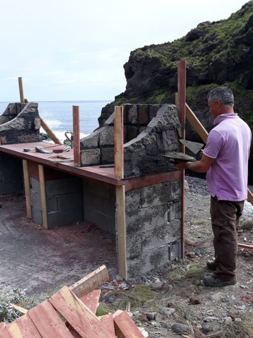 Construção de churrasqueira na Zona Balnear da Foz da Ribeira