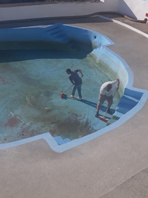 Limpeza da piscina da Foz da Ribeira durante a época balnear