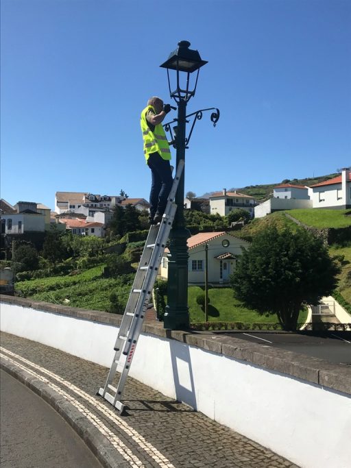 Pintura de candeeiros na Vila de Nordeste