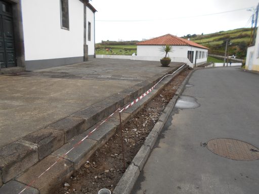 Reparação de passeios em S. Pedro de Nordestinho (1)