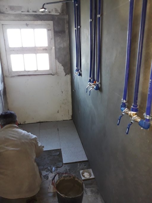 Reparação de sanitários na antiga Escola Primária de S. Pedro