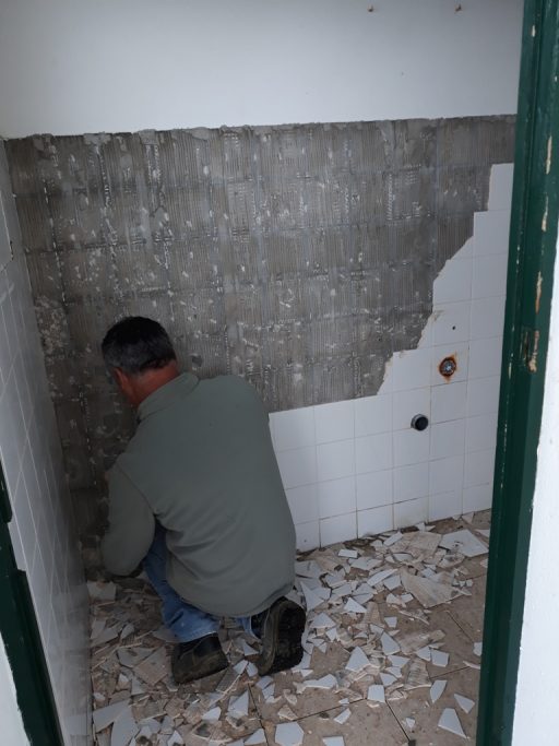 Reparação de sanitários na antiga Escola Primária de São Pedro