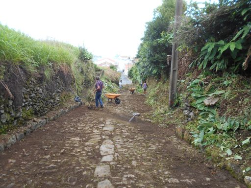 Limpeza de arruamentos na Lomba da Pedreira