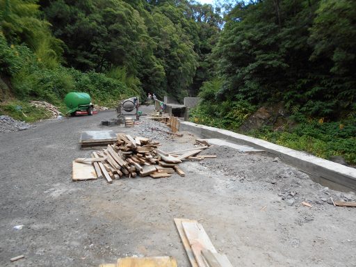 Muro e betonagem no Caminho do Lombo Gordo (b)