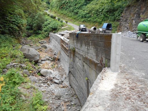 Muro e betonagem no Caminho do Lombo Gordo - Pedreira