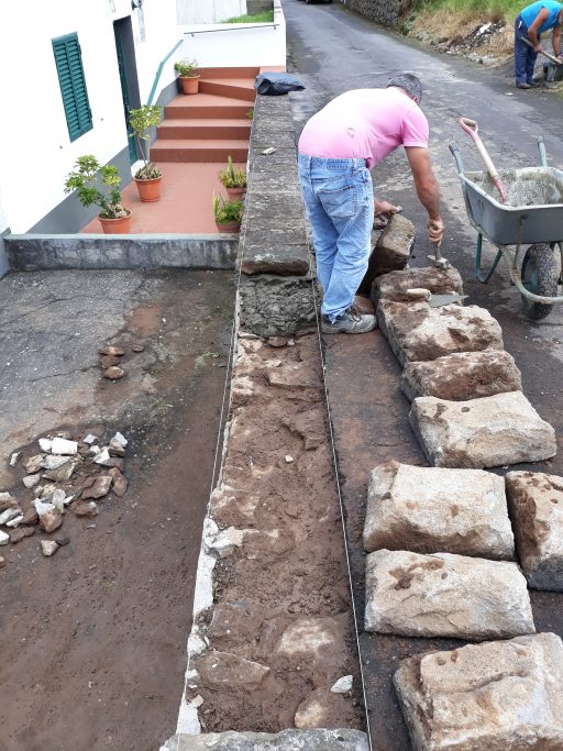 Reparação de muros nas Courelas de Cima - Vila do Nordeste