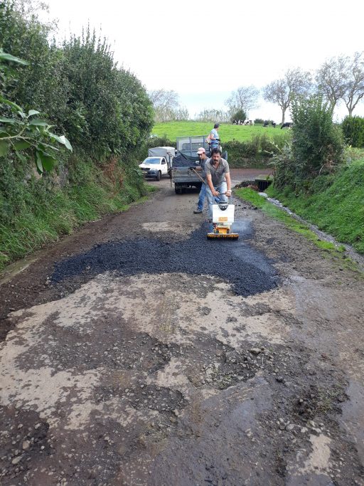 Reparação de pavimento no Caminho da Vila Nova - Vila do Nordeste