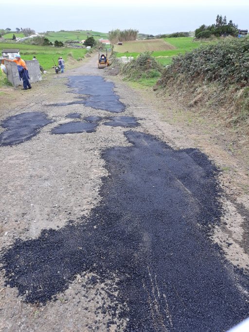 Reparação de pavimento no Caminho do Cavaleiro - Lomba da Fazenda