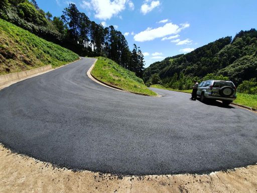 Pavimentações - Caminho do Lombo Gordo - Pedreira