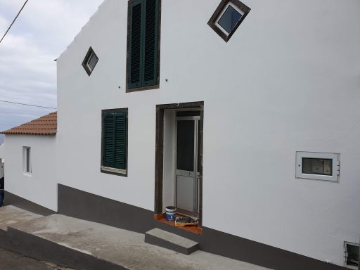 Reabilitação de moardia de habitação social - Rua do Rocha, Feteira Grande