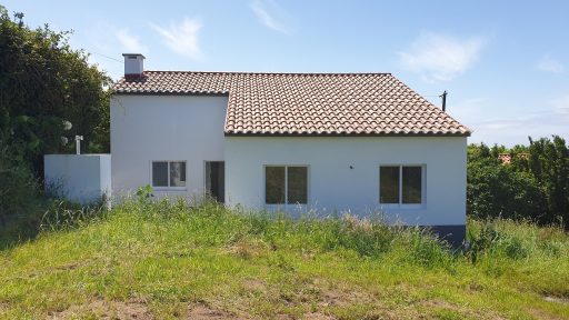 Reabilitação de moradia de habitação social - Rua do Calço, Feteira Grande (2)