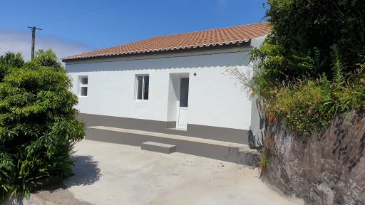 Reabilitação de moradia de habitação social - Rua do Calço, Feteira Grande