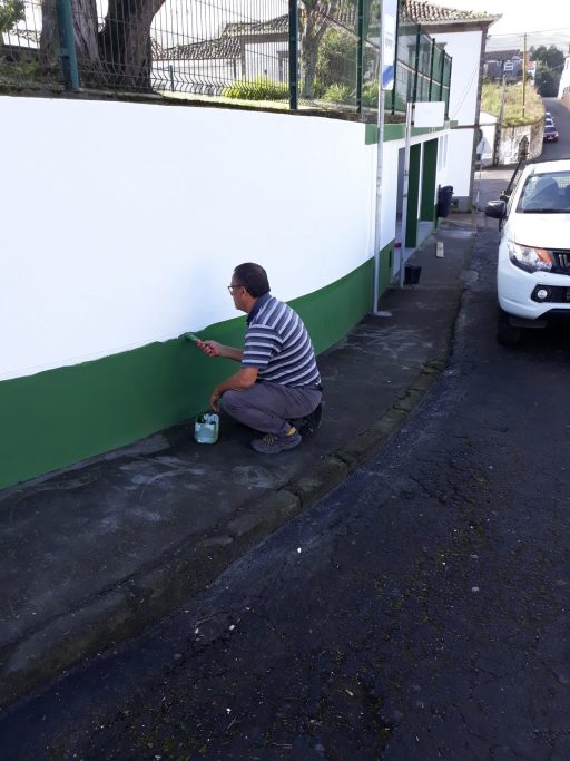 Beneficiação de pintura de paragens de autocarro em todas as freguesias