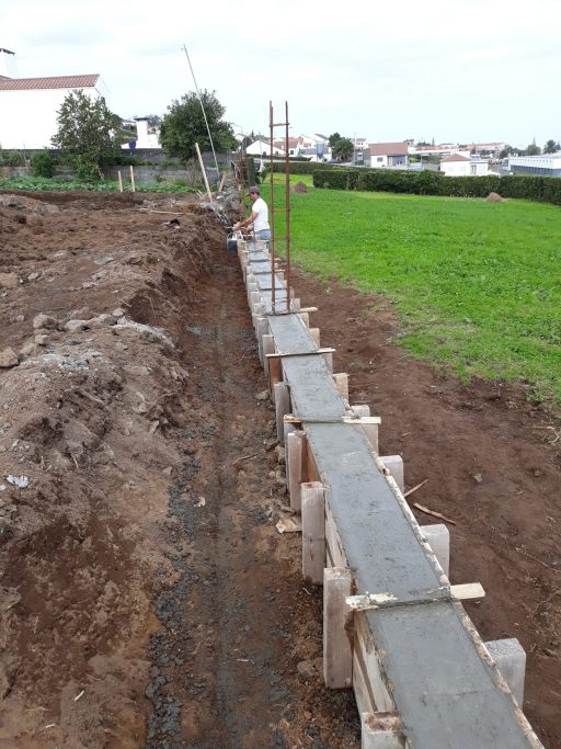 Vedação de terrenos adquiridos pela CMN na Rua Pacheco Monte para a construção de habitação social - Vila do Nordeste