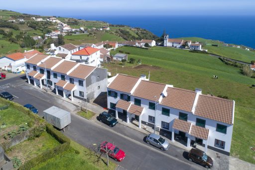 Beneficiaçao de Habitação Social - pintura do Bairro da Leira, Lomba da Pedreira