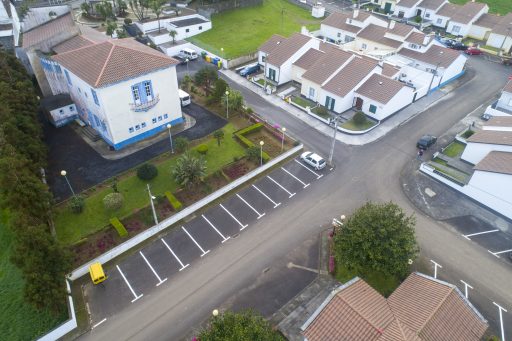 Estacionamento - Beneficiação de estacionamento na Rua Dr. Vitor Macedo, Lomba da Fazenda