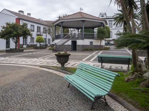 Limpeza e manutenção de jardins - Limpeza e manutenção da calçada do Jardim do Município, Vila do Nordeste