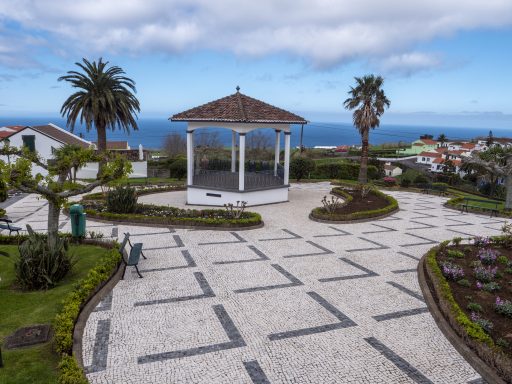 Limpeza e manutenção de jardins - Limpeza e manutenção de calçada e retelho do coreto do Jardim Público de São Pedro de Nordestinho