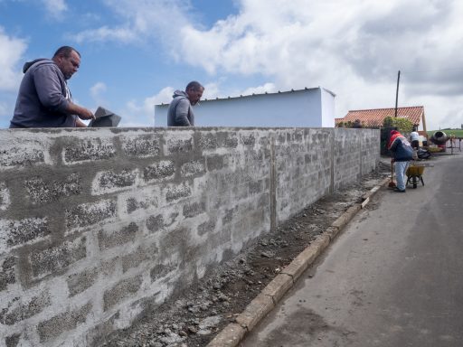 Passeios - Reparação de passeios na Rua do Rosário, Vila do Nordeste