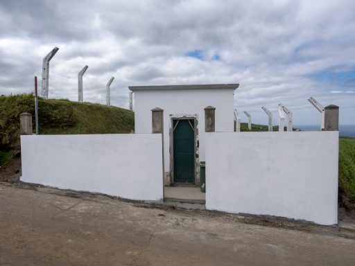 Vedação do depósito de água na Rua Abel Dinis, São Pedro de Nordestinho