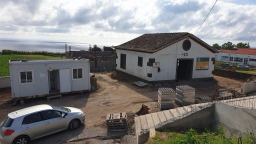 Adaptaçao de edificio a capela funeraria - Vila do Nordeste (a)