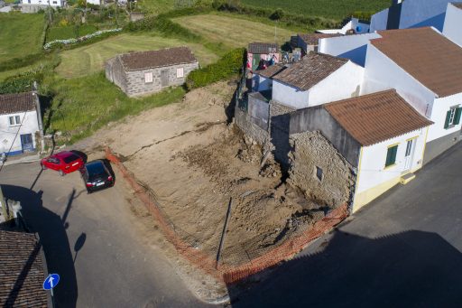 Execução de parque de estacionamento na Rua de Santana - Rua do Valverde - Feteira Pequena