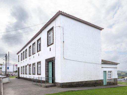 Beneficiação de portas na Escola da Achadinha