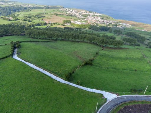 Colocação de betão no Caminho da Travessa do Telhal - Vila do Nordeste
