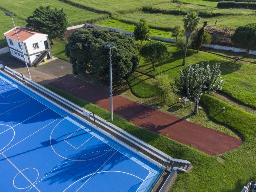 Pavimentação do acesso ao Parque da Lomba da Fazenda (zona do polidesportivo)