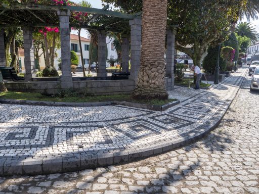Reparação da joga do jardim atrás da câmara, igreja e ruas envolventes - Vila do Nordeste