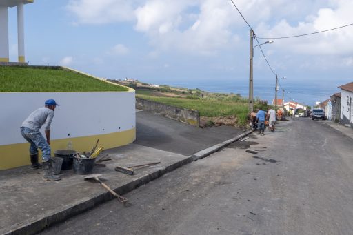 Reparação de passeio na Rua das Almas - Feteira Pequena