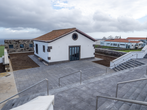 Adaptação e ampliação de edifício a capela funerária e respetivos acessos, na Vila do Nordeste