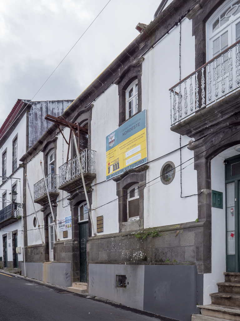 Reabilitação do edifício onde se encontra instalado o Serviço da CPCJN e outros, na Vila do Nordeste