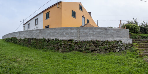 Construção de muro na Rua do Vale do Ribeiro - Pedreira - 2