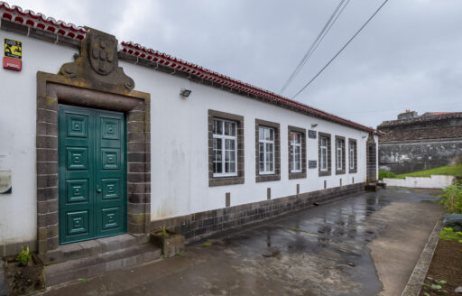 Colocação de portas e janelas na Escola Primária da Achada
