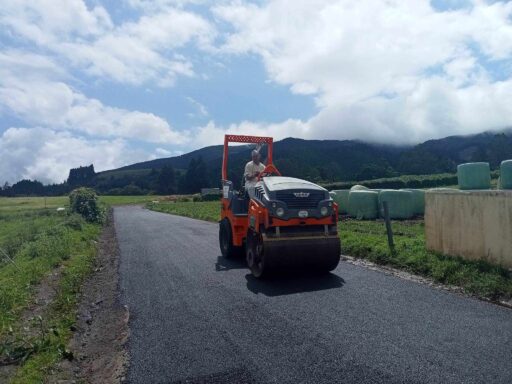 Pavimentação do Caminho do Escampado - Feteira Grande - 1
