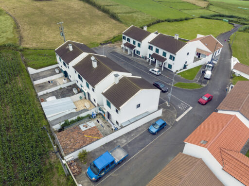 Pintura de moradia do Bairro da Leira - Lomba da Fazenda