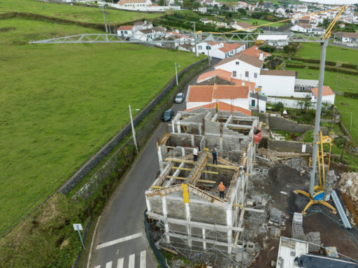 Execução de 3 moradias de habitação social, na Rua Pe. José Pacheco Monte, na Vila do Nordeste (4)