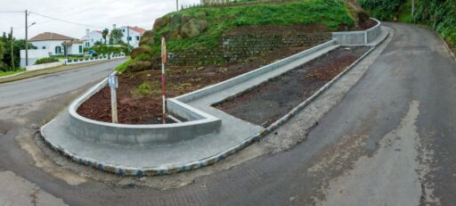 Execução de parque de estacionamento e passeio na Rua do Arraiado – Lomba da Fazenda (2)