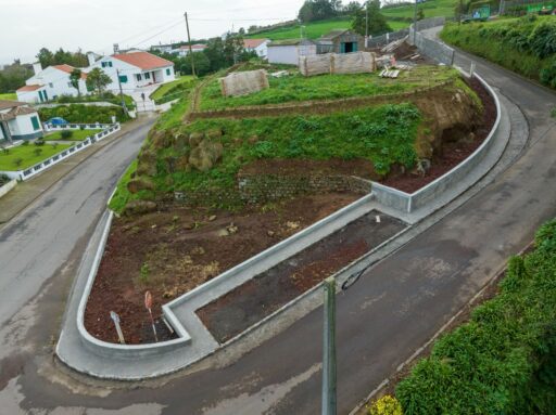 Execução de parque de estacionamento e passeio na Rua do Arraiado – Lomba da Fazenda
