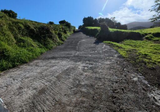 Betonagem em colaboração com a Junta de Freguesia da Algarvia do Caminho da Macela - Algarvia