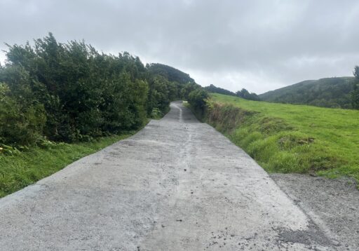 Betonagem em colaboração com a Junta de Freguesia de Nordeste do Caminho do Pico - Pedreira 1