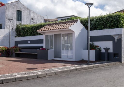 Conclusão da paragem de autocarro na Rua do Caminho Fundo - Achadinha1