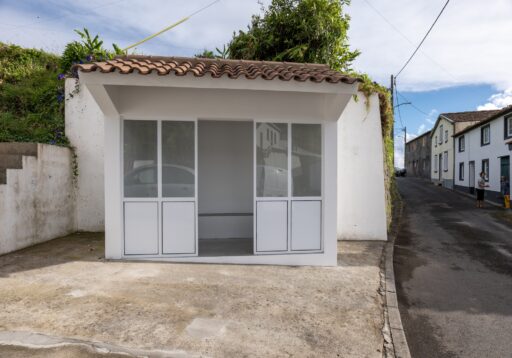 Conclusão da paragem de autocarro na Rua do Cinzeiro - Pedreira