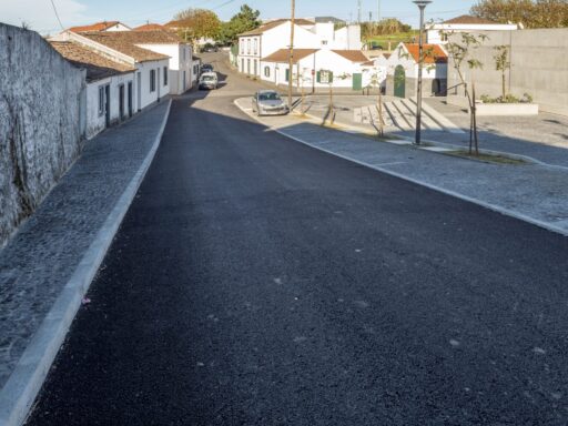Asfaltagem e execução de passeios na Rua do Moinho Achada