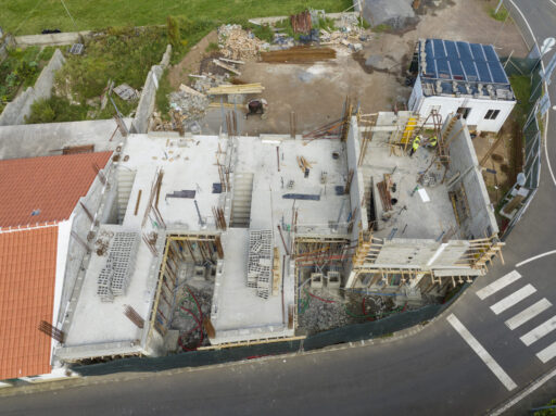 Empreitada de Construção de Três Moradias Unifamiliares sitas a Rua Padre José Pacheco Monte na Vila-de Nordeste