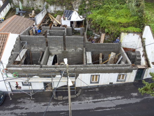 Moradia Social na Rua Jorge Maria Reis Machado no n.º 11 Vila do Nordeste