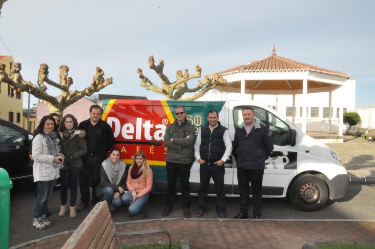 Famílias recebem cabaz de alimentos