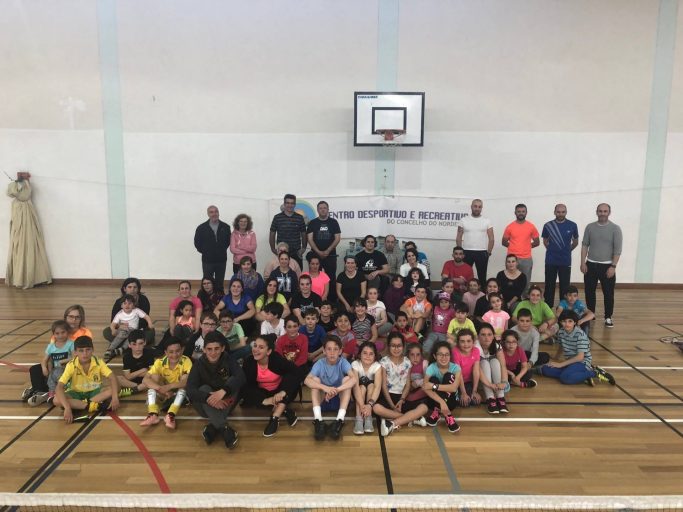 Badminton com a participação de mais de 40 crianças e 16 encarregados